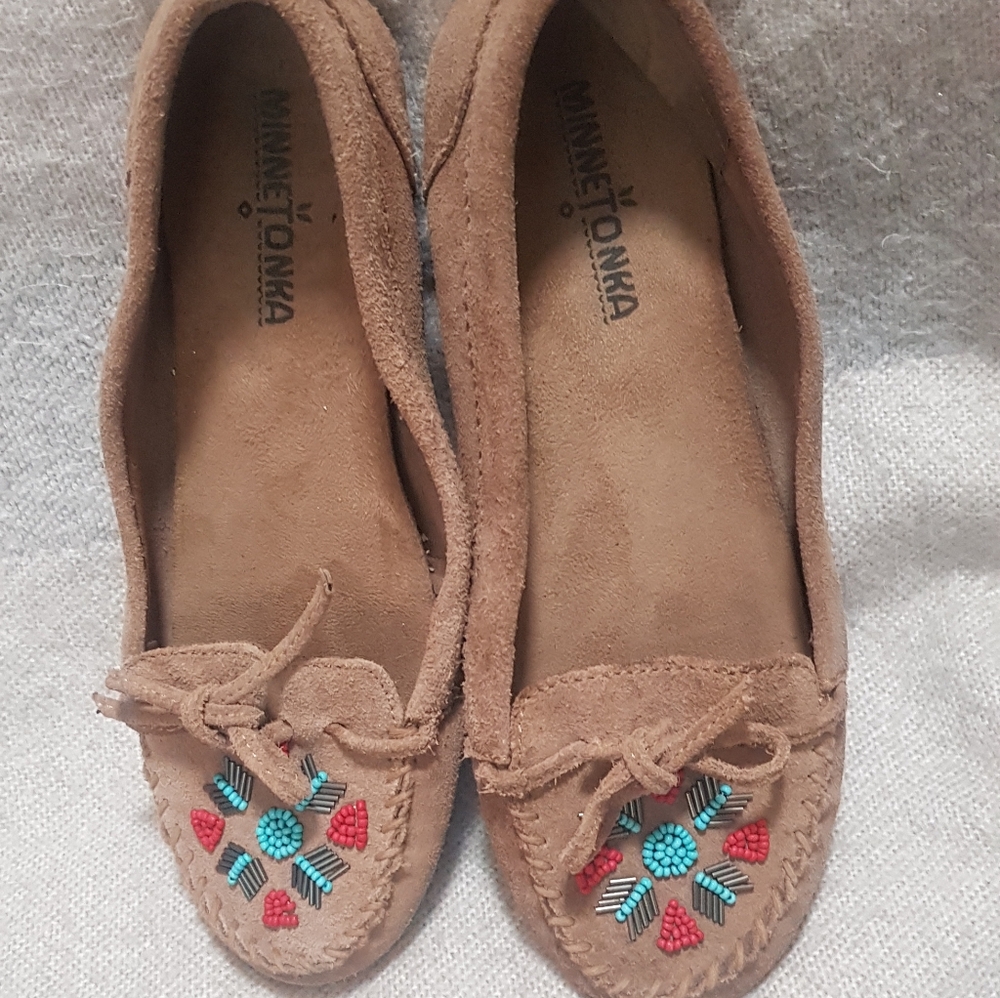 Minnetonka Tan Suede Beaded Women’s Moccasins